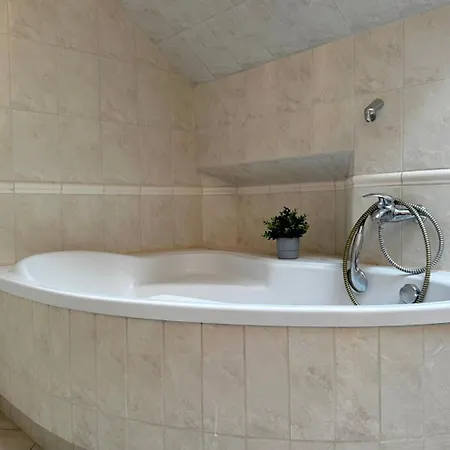 Purple - Charming Place, 15 Minutes To Old Town & 5 Minutes To Seaside Homestay *